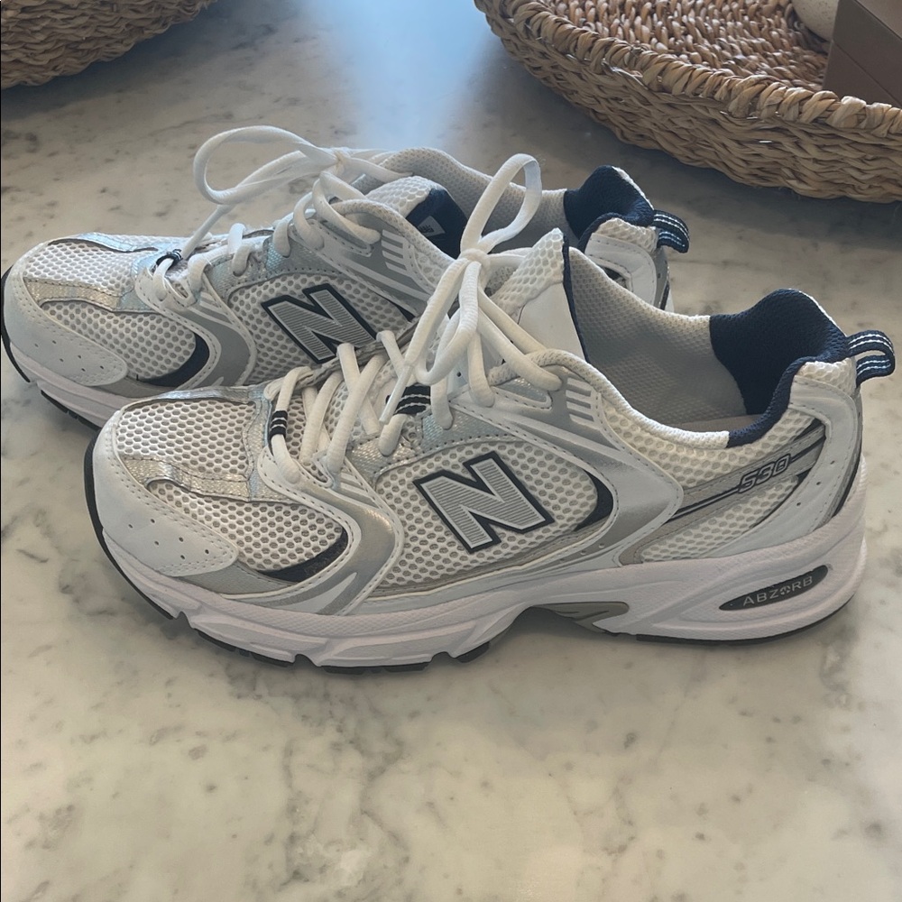 New Balance women’s 530 Navy & White Sneakers size 8 US